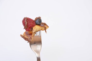 çatal üzerinde çilek ile gözleme