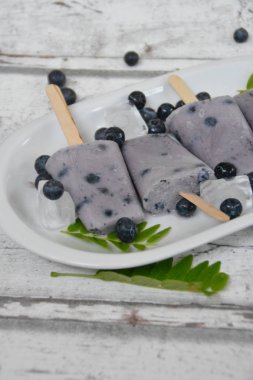 yaban mersini ve sütten yapılmış ev yapımı buzlu şekerler