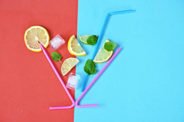 Yaz içkisi konsepti - Pipetler limon, limon, nane ve buz renkli bir arka plan üzerinde yüzen cam makyaj - metin için alan ile yazlık bir ferahlık Soyut illüstrasyon 