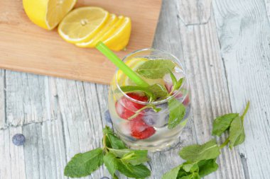 Nane, ahududu, narenciye ve yaban mersini yapılmış taze yaz içeceği 