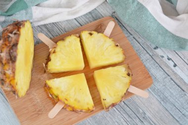 ananas - Taze ananas yapılmış popsicle  