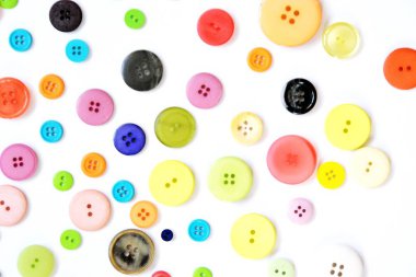 Bir renkli arka plan önünde farklı renk ve tasarımlar düğmeleri büyük bir set 