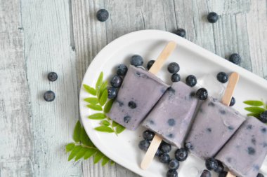 yaban mersini ve sütten yapılmış ev yapımı buzlu şekerler