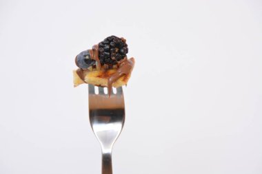 çatal üzerinde çilek ile gözleme 