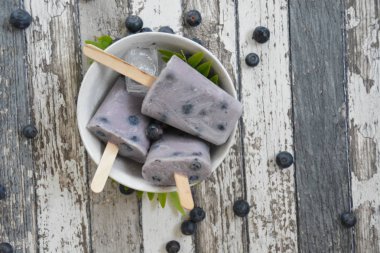 yaban mersini ve sütten yapılmış ev yapımı buzlu şekerler