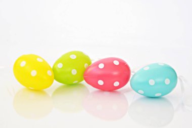 Beyaz arka plan önünde noktalı paskalya yumurtaları 