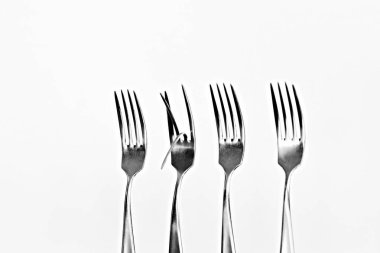 Olağanüstü olmanın yararlı ve anlamlı olmak için eşit olmadığını bir sembol olarak üst üste üç normal ve bir bükülmüş çatal - Çatalile Kavram - Bir diğerlerinden farklı 