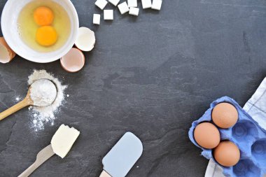 Bir mutfak plakası bach gereçleri - yumurta, un, tereyağı ve şeker - Metin için yer ile Kavram 