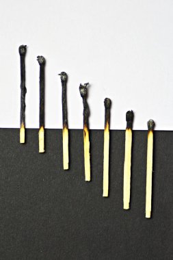 Kontrastlı kavram-farklı kapsamlar yanmış maçlar beyaz ve siyah bir arka plan arasında yalan, ışık karanlık bir ilerleme ile sonuçlanan