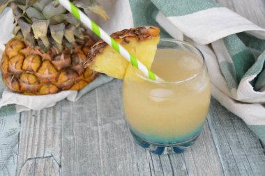 ananas yapılmış yaz içkisi 