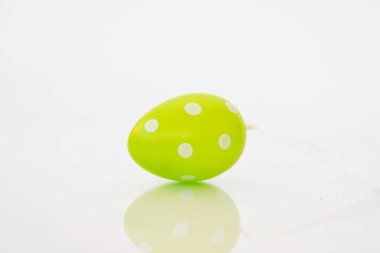 Beyaz arka plan önünde noktalı paskalya yumurtası 