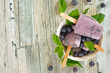 yaban mersini ve sütten yapılmış ev yapımı buzlu şekerler