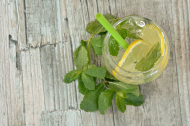 Nane ve limon ile ahşap bir masa üzerinde yaz içki