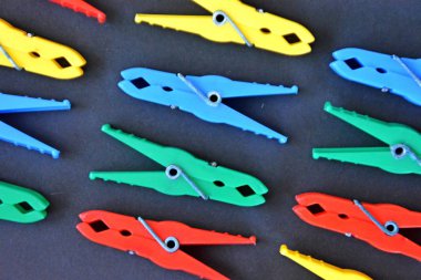 renkli arka planda farklı renkli clothespins 