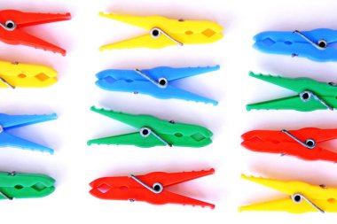 renkli arka planda farklı renkli clothespins 