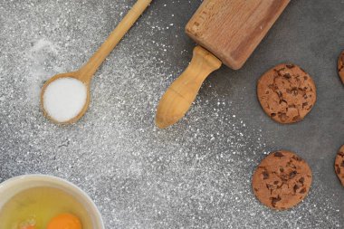 Mutfak tahtasında kurabiye pişirme 