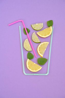 Yaratıcı düzeni çilek limonata malzemeler - limon, narenciye, buz renkli arka plan üzerinde kokteyl pipetleri ile yapılan cam düşen. Yaz içkileri. Minimal gıda konsepti. Seçici odaklama.