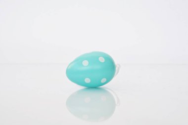 Beyaz arka plan önünde noktalı paskalya yumurtası 