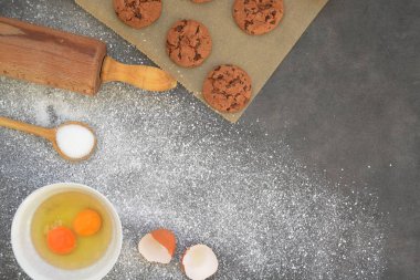 Mutfak tahtasında kurabiye pişirme 