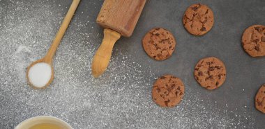 Mutfak tahtasında kurabiye pişirme 