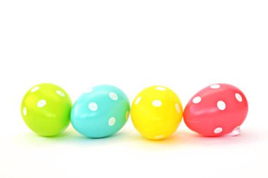 Beyaz arka plan önünde noktalı paskalya yumurtaları 