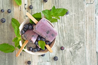 yaban mersini ve sütten yapılmış ev yapımı buzlu şekerler