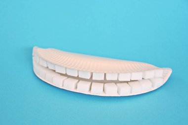 Kollu bir arka planda şeker küpleri dışında dişler