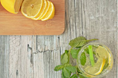 Nane ve limon ile ahşap bir masa üzerinde yaz içki