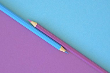 İki renkli kalem, bir resmi iki farklı renkte ikiye böler