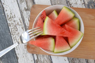 bir karpuz parçaları yemek