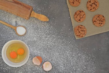 Mutfak tahtasında kurabiye pişirme 