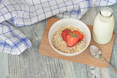 Sabahları sağlıklı bir kahvaltı olarak bir kase çilek ile yulaf ezmesi 