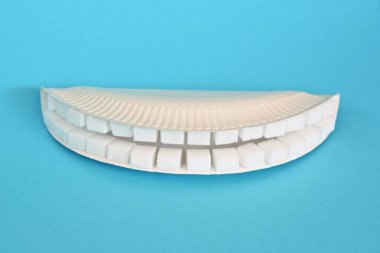 Kollu bir arka planda şeker küpleri dışında dişler