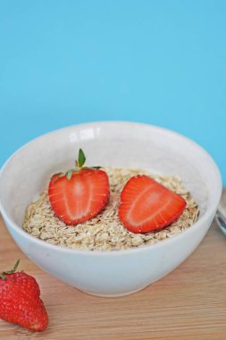 Sabahları sağlıklı bir kahvaltı olarak bir kase çilek ile yulaf ezmesi 