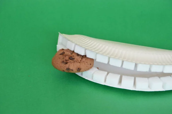 Zęby Wykonane Kostek Cukru Gryzą Ciastko Przed Kolorowym Tłem — Zdjęcie stockowe