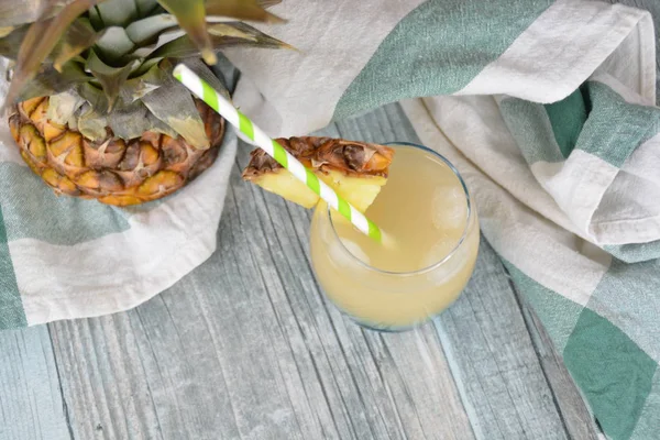 由菠萝制成的夏季饮料 — 图库照片