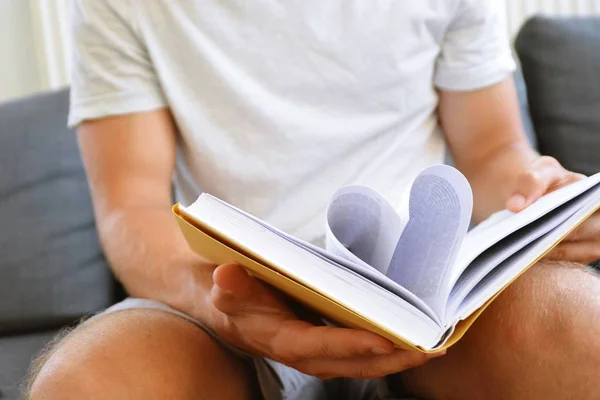 Close Bir Kalp Şeklinde Birkaç Sayfa Ile Bir Kitapta Adam — Stok fotoğraf