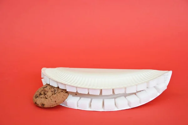 Dientes Hechos Terrones Azúcar Mordiendo Una Galleta Frente Fondo Colorido — Foto de Stock