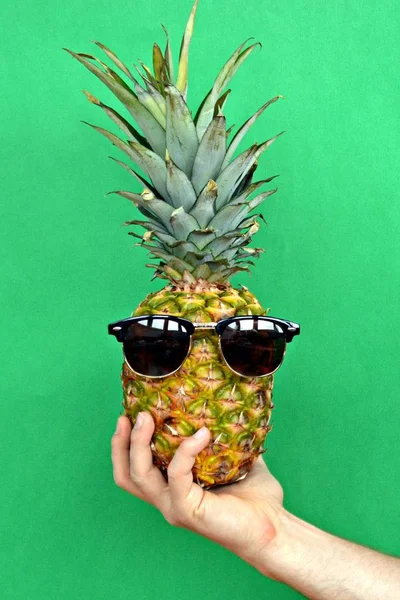 Hålla Ananas Med Solglasögon Handen — Stockfoto