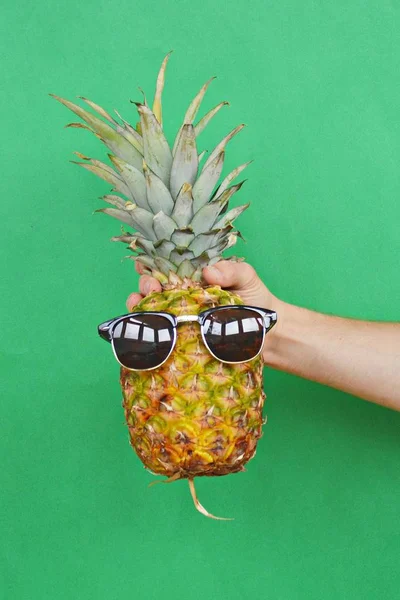 Sosteniendo Una Piña Con Gafas Sol Mano — Foto de Stock