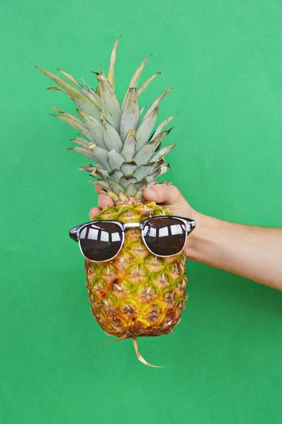 Tenant Ananas Avec Des Lunettes Soleil Main — Photo