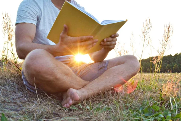 Close Man Reading Book Countryside Shoes Shorts While Sun Setting — Stock Photo, Image
