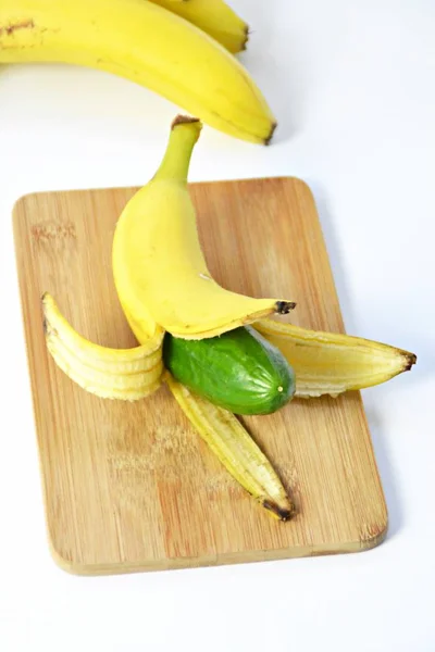 Pepino Casca Uma Banana — Fotografia de Stock