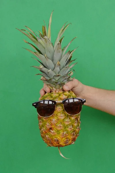 Sosteniendo Una Piña Con Gafas Sol Mano — Foto de Stock