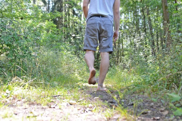 Närbild Fötterna Går Över Sten Stig Skogen Och Slappnar Naturen — Stockfoto