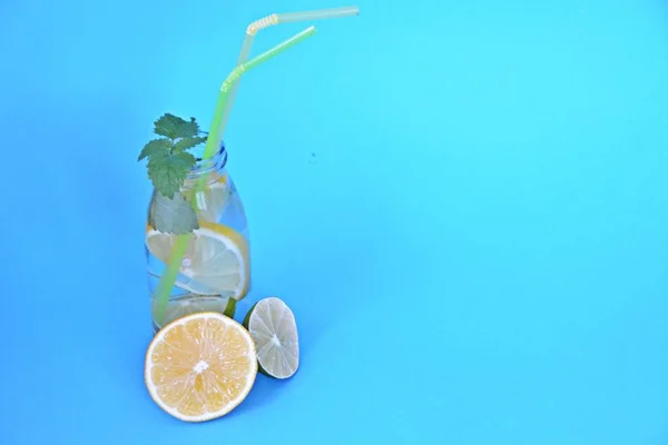 Tenendo Mano Bicchiere Pieno Ghiaccio Lime Limoni Menta Abbinamento Perfetto — Foto Stock