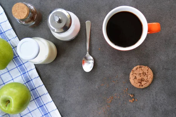 Café Uma Xícara Laranja Uma Mesa Com Maçãs Leite Açúcar — Fotografia de Stock