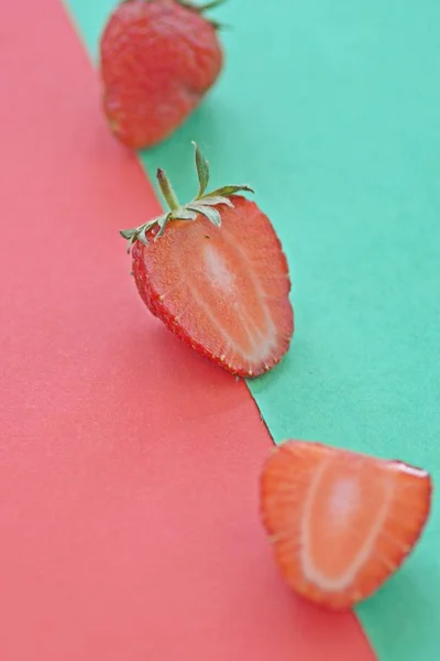 Erdbeere Nahaufnahme Auf Zwei Farbigen Hintergrund Früchte Sommer — Stockfoto