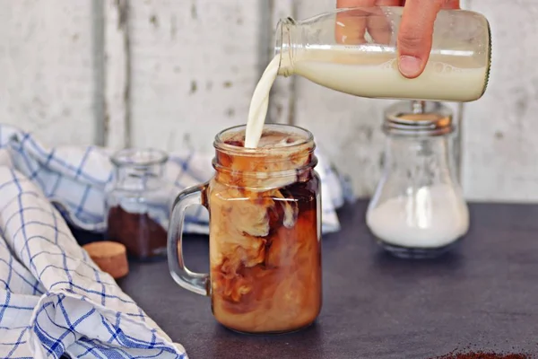 Verter Leche Café Helado — Foto de Stock