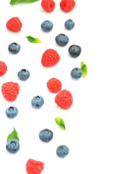 Blaubeeren Und Himbeeren Mit Minzblättern Auf Weißem Hintergrund Mit Leerzeichen — Stockfoto